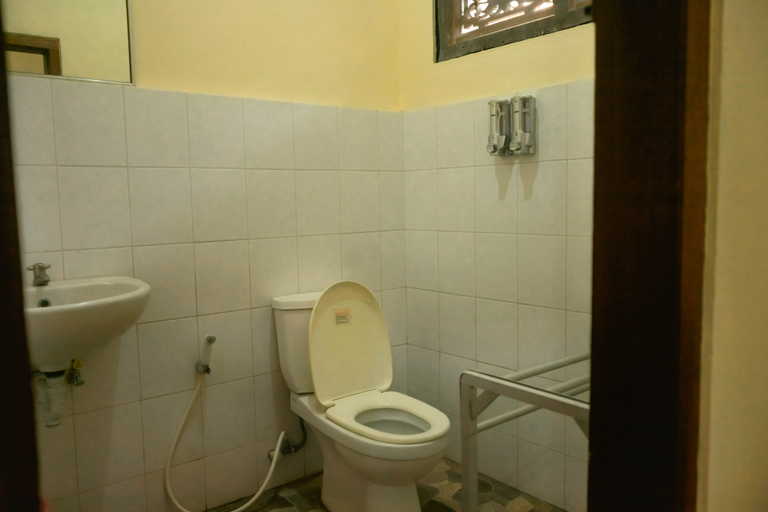 Bathroom 5, Pande Permai Guest House, Gianyar