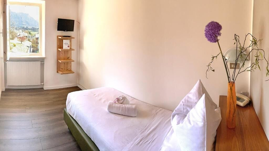 Bedroom 3, Hotel Latemar, Trento