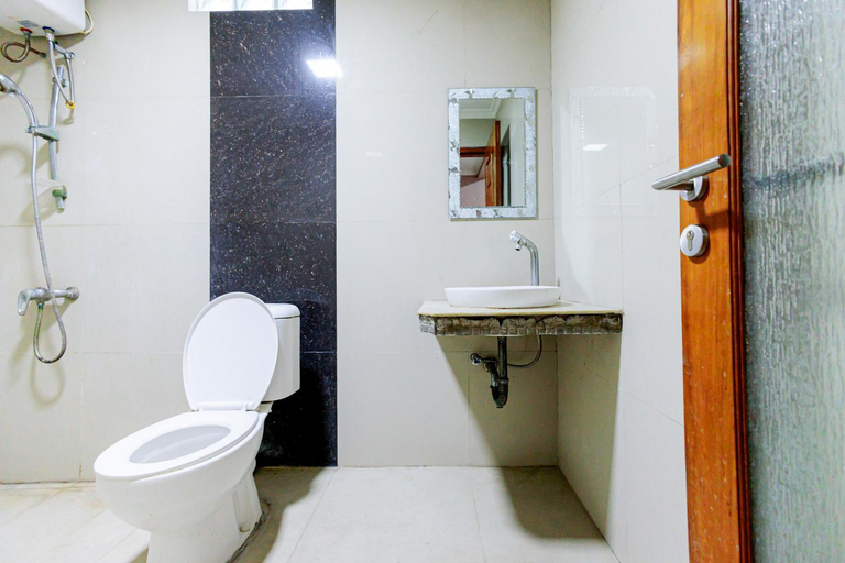 Bathroom 3, RedDoorz Syariah @ Delta Sari Aloha Waru, Surabaya