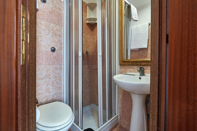 Bathroom 3, Virginia Hotel, Rome