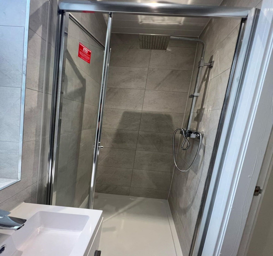 Bathroom 4, Deluxe Single Room, Salford