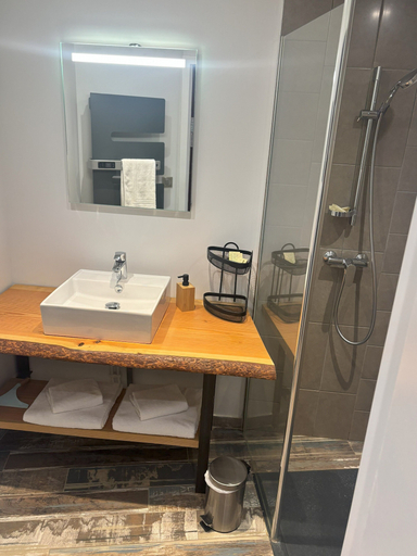 Bathroom 5, LES 12 DE LARROS, Gironde