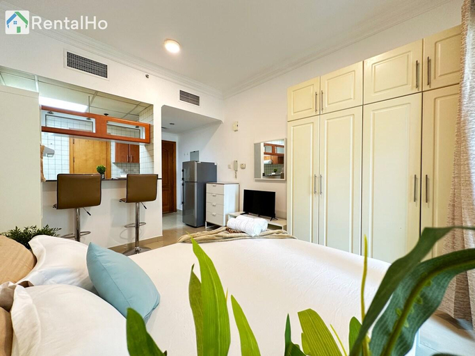 3, Quiet Studio w/ Balcony & RoofTop Pool in Marina, Dubai