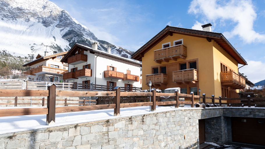 Exterior & Views 2, Adda 10, Sondrio