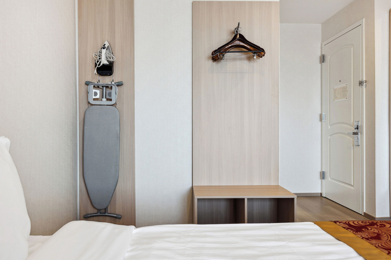 Bedroom 3, Ramada by Wyndham Flushing Queens, New York