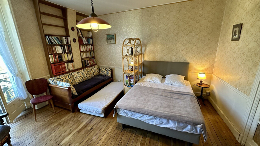 Room 4, Le Metropole 410 La Bourboule, Puy-de-Dôme