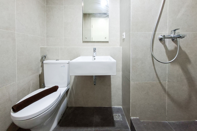 Bathroom 5, Homey Wooden Touch Studio at Ciputra World 2 Apartment By Travelio, Jakarta Selatan