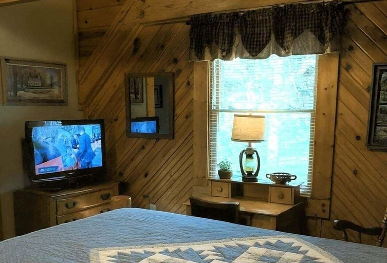 Room 4, Windy Ridge 2 Bedroom Cabin, Sevier