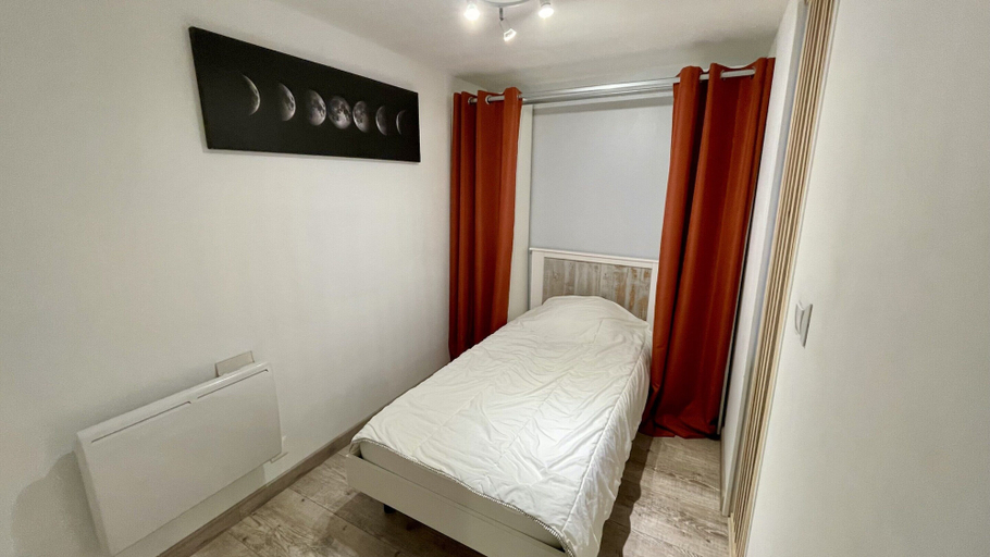 Room 5, Stay by the Summit Path, Puy-de-Dôme
