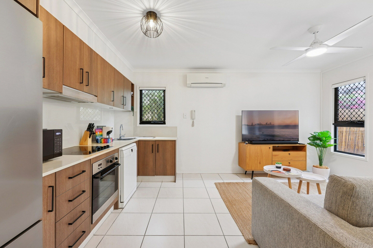 Private kitchen 3, Beachside Apartment With Secure Parking, Gold Coast