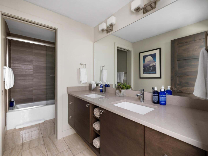Bathroom 2, 7 Rolling Ridge 6 Bedroom Home, Madison