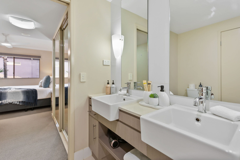 Room 4, Palmview Heights - 9 Pools BBQ Gym, Cairns