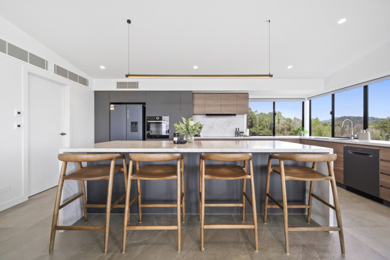 Private kitchen 5, Scenic House With Private Yard & BBQ Area, Gold Coast