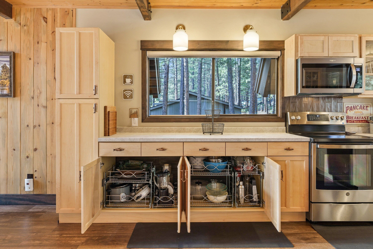 Private kitchen 2, Forest Chal A 1 Bedroom Home, Deschutes