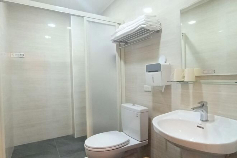 Bathroom 2, Complacent Bnb, Nantou