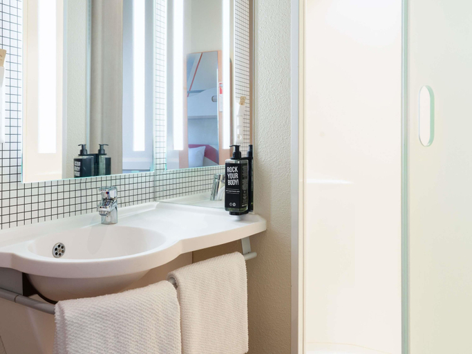 Bathroom 4, ibis budget Geneve Petit Lancy, Genève