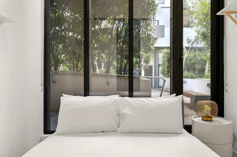 Room 3, Bright Inner-north Stay With Pool Access, Melbourne