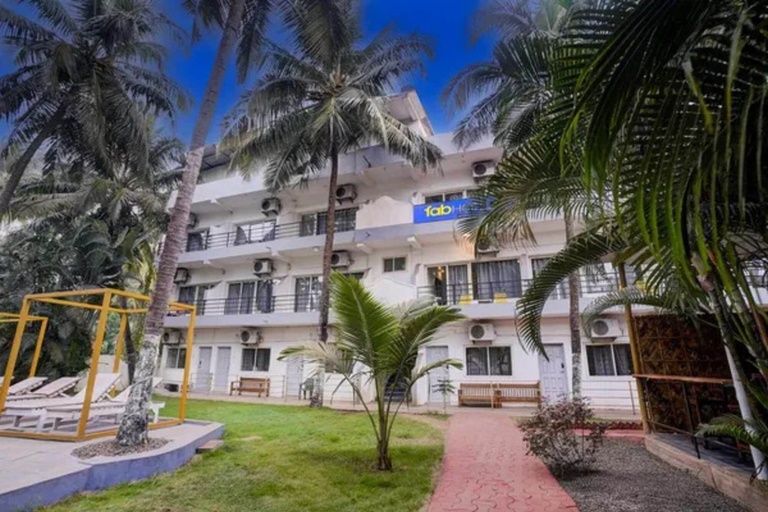 Front of property, FabHotel Bay Breeze - 800M From Morjim Beach, North Goa
