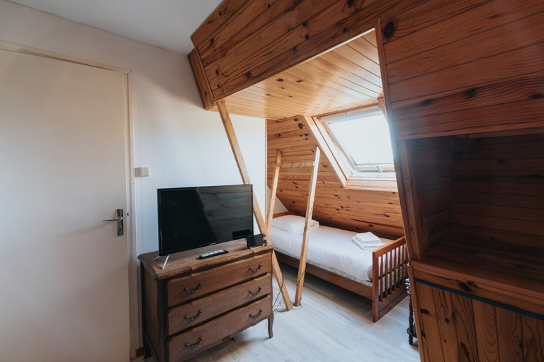 Room 2, Charming Holiday Home in Porspoder, Finistère