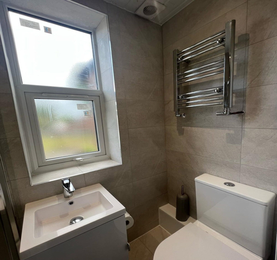 Bathroom 5, Deluxe Single Room, Salford