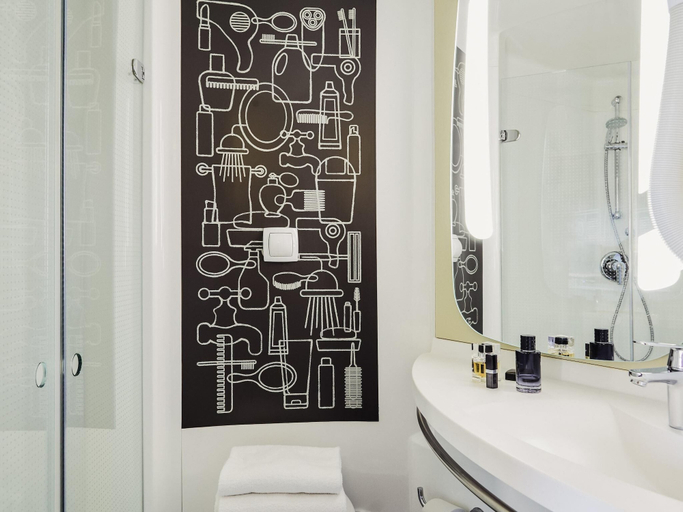 Bathroom 3, Ibis La Ciotat, Bouches-du-Rhône
