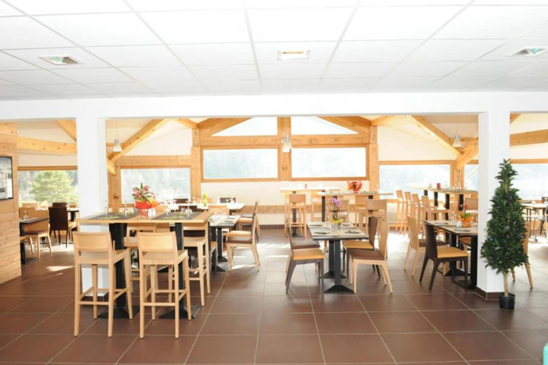 Dining 4, Apartment Near Centre of Orelle, Savoie