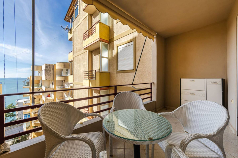Room 4, Bright Sunny Apartment Beach Access, Sarandës