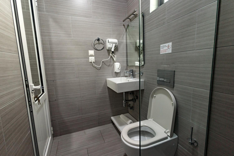 Bathroom 3, Hotel Aloha, Sarandës