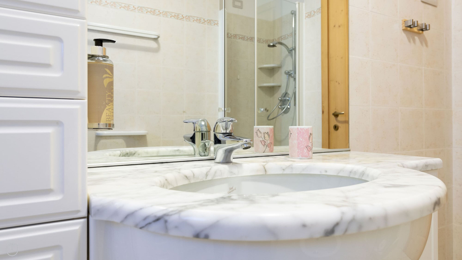 Bathroom 4, Ripa Fontana 1 Bilo, Sondrio