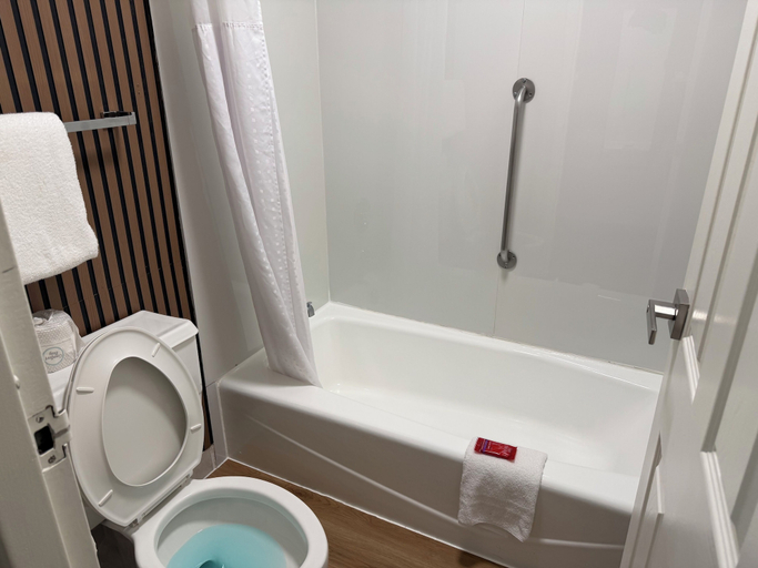 Bathroom 4, SureStay by Best Western Irving Grapevine DFW North, Irving