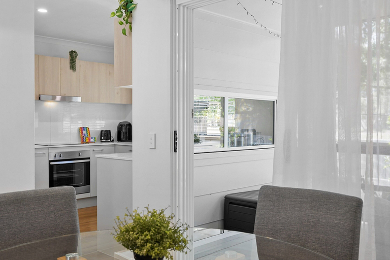 Private kitchen 5, Bright 3-bed Home Near Maroochydore Beach, Maroochy - Maroochydore