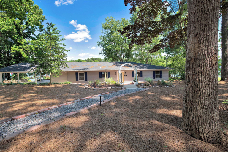 Exterior & Views 2, Summer Status, Iredell