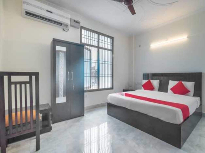 Room 3, Hotel O The Grand Venice Mall, Gautam Buddha Nagar