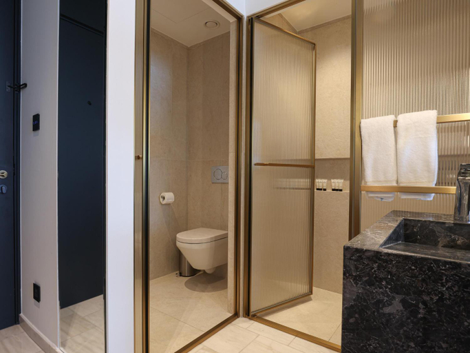 Bathroom 4, The Nines