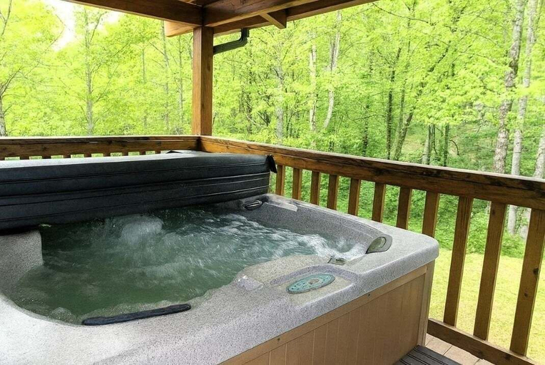 Outdoor spa tub, Windy Ridge 2 Bedroom Cabin, Sevier