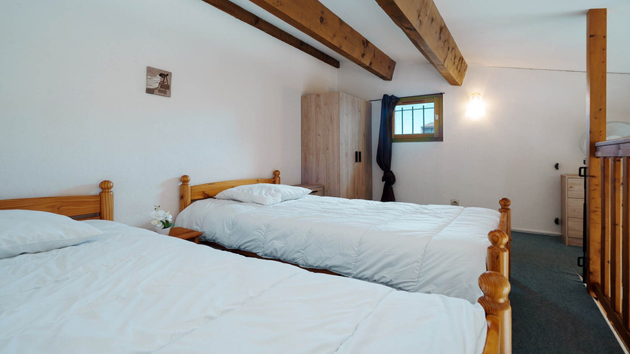 Room 2, Bright Area Near the Harbor Walk, Hérault