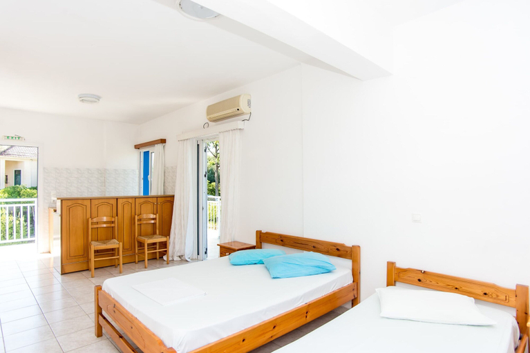 Room 2, Bluewhite Studio - Mountain View by the Pool, Ionian Islands