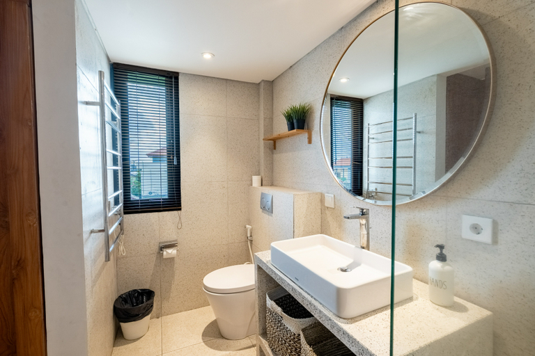 Bathroom 5, Karra Apartment by Betterplace, Badung