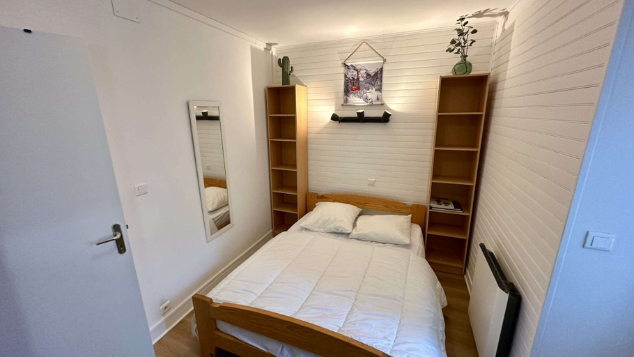 Room 4, Sunny Sanctuary by the Town Center, Puy-de-Dôme