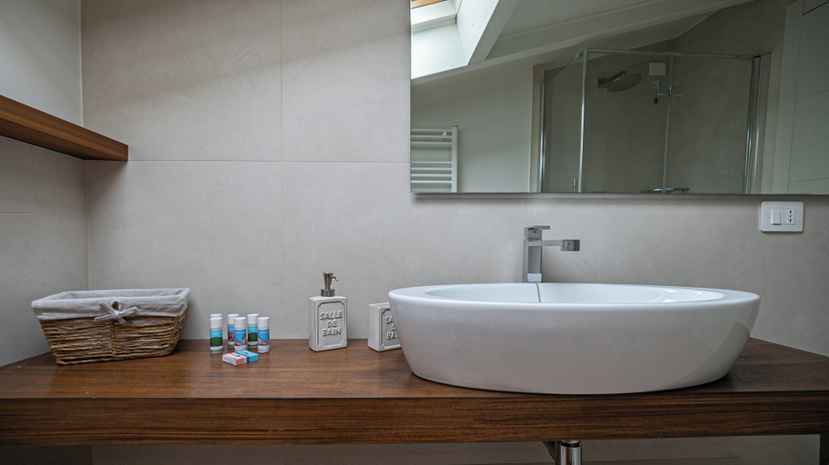 Bathroom 3, Volta 40 - A, Monza and Brianza