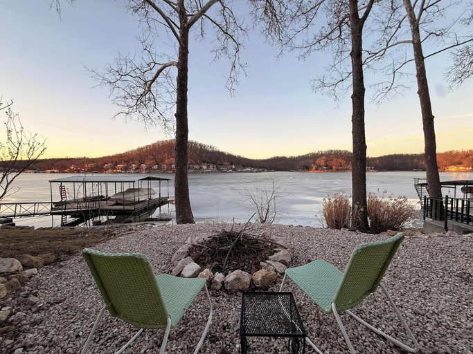 Terrace/patio 4, Lucky Duck Lakefront, Fire Pit, Camden