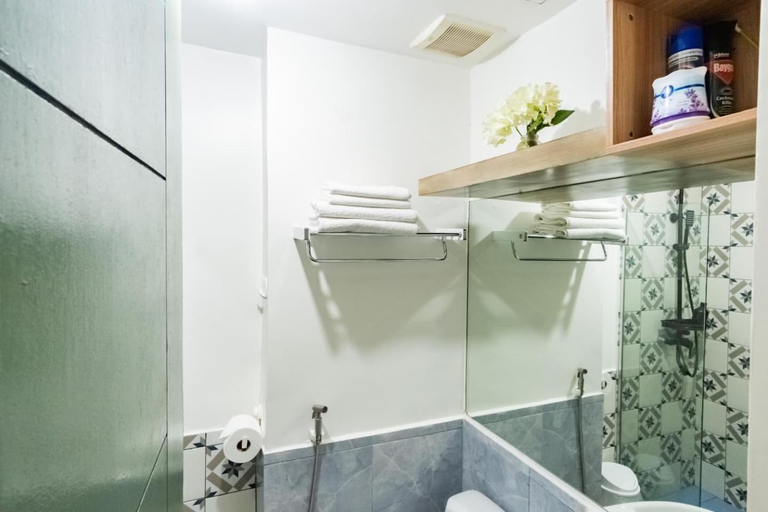 Bathroom 3, Shabby Chic Studio Near IT Park w Fiber Internet, Cebu City