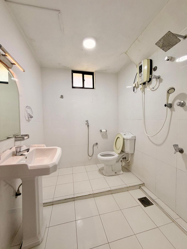 Bathroom 5, BonVoyaageVilla, Trincomalee Town and Gravets