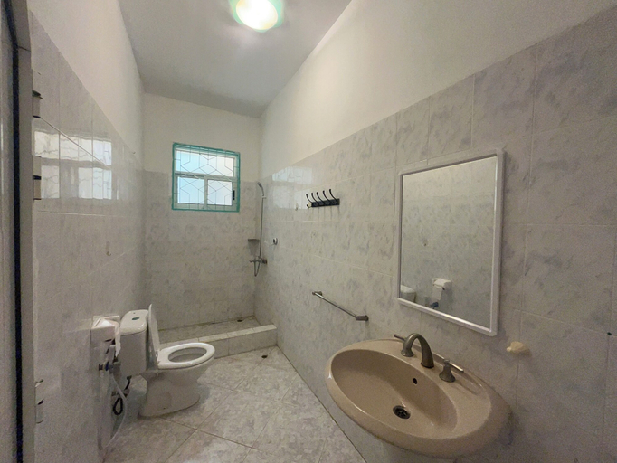 Bathroom 2, Mango Beach Hotel, Magharibi