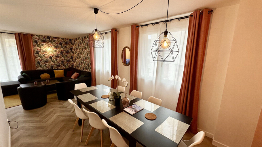 Dining 4, Stunning Mont-dore Apartment for 8, Puy-de-Dôme