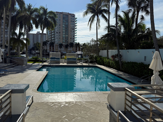 Pool 5, Luxury 1 Bedroom Suite, Broward