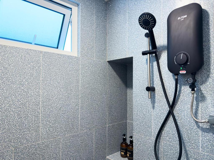Bathroom 5, Stallionz by KLIQ, Kinta