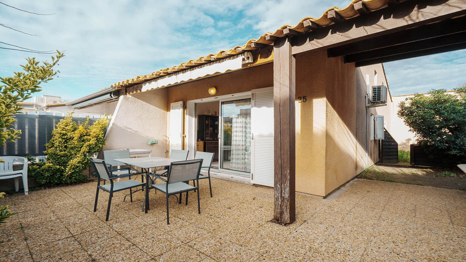 Exterior 4, Bright Area Near the Harbor Walk, Hérault