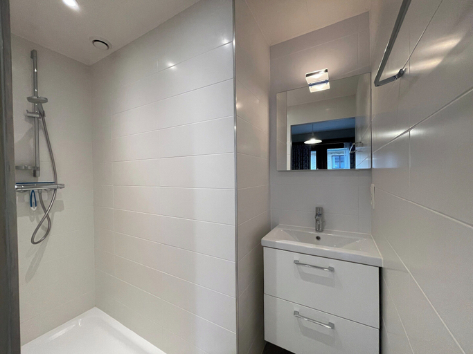 Bathroom 2, Seaside Apartment by the Zeedijk Promenade, West-Vlaanderen
