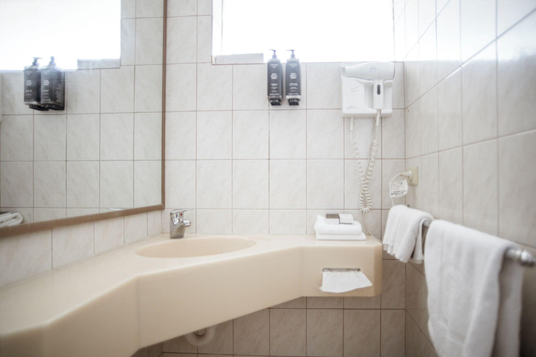 Bathroom 5, Hospitality Carnarvon, SureStay by Best Western, Carnarvon